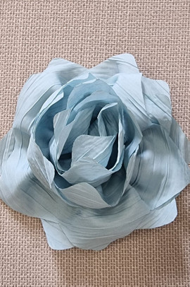 Голубая брошь из ткани арт.0002